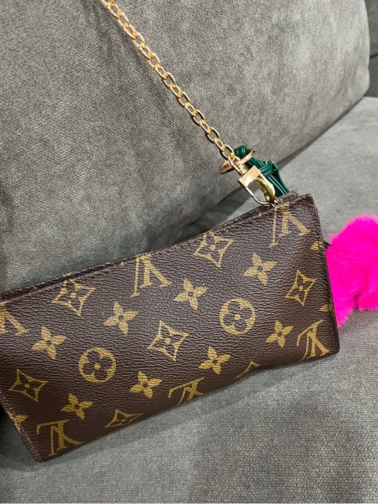 Louis Vuitton - Picture 5 of 13